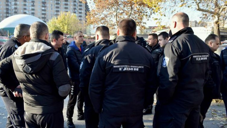Надзирателите обмислят да подновят протестите си след бягството на двама осъдени