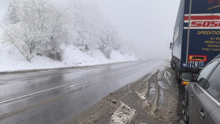 Спряха камионите през "Рожен" и "Превала"
