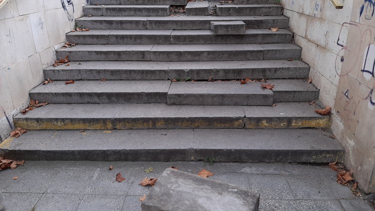 Разруха в централен подлез на Варна(Снимки)