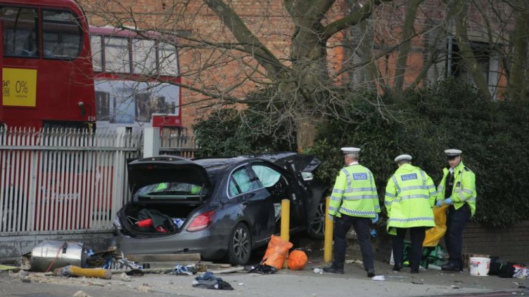 Автомобил рани петима в Лондон