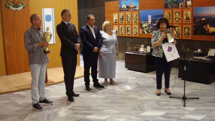 Янка Такева връчи и &quot;Рибен буквар&quot; на кмета Иван Портних.