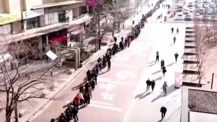 Рекордна опашка в Южна Корея за медицински маски