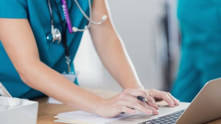 Кандидатите да учат за медицински сестри - с 50% по-малко