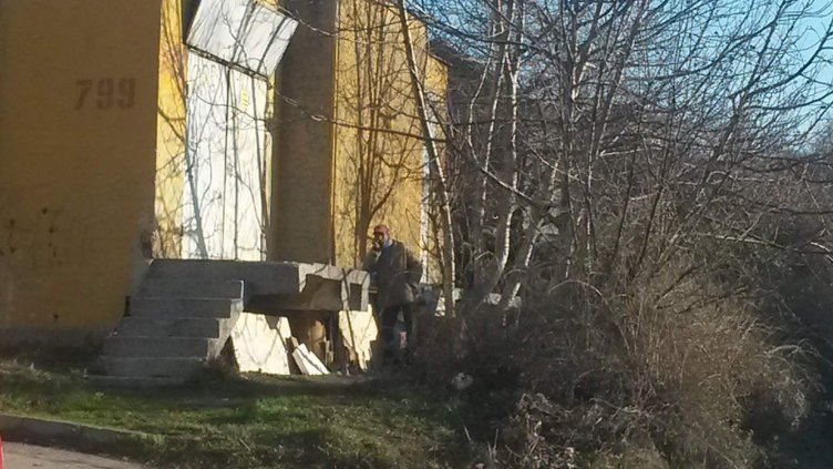 Някои от бездомните си организират квартири около трафопостовете или под балконите на гражданите