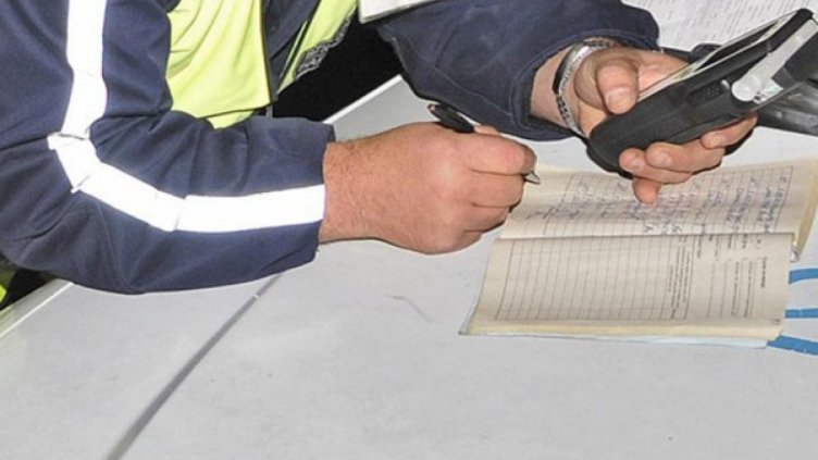 Пиян яхна кола без регистрационна табела, спряха го