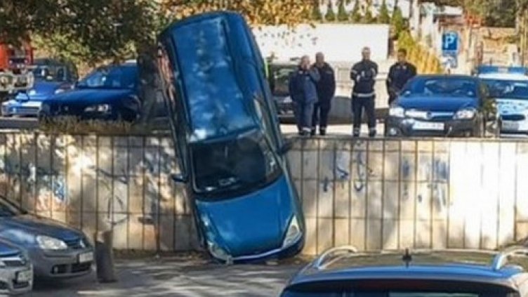 Кола падна от паркинга на наш университет