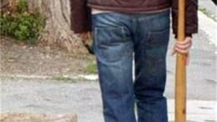 Банда апаши с качулки и бухалки нападнаха бензиностанция