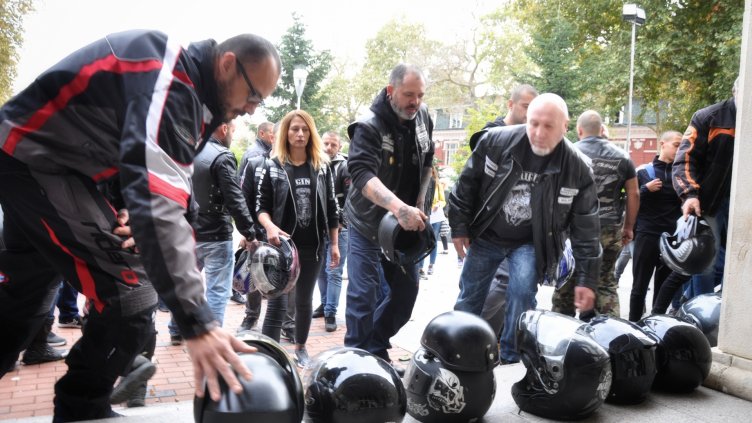 Мотористи положиха каски пред Окръжния съд във Варна заради загинал колега