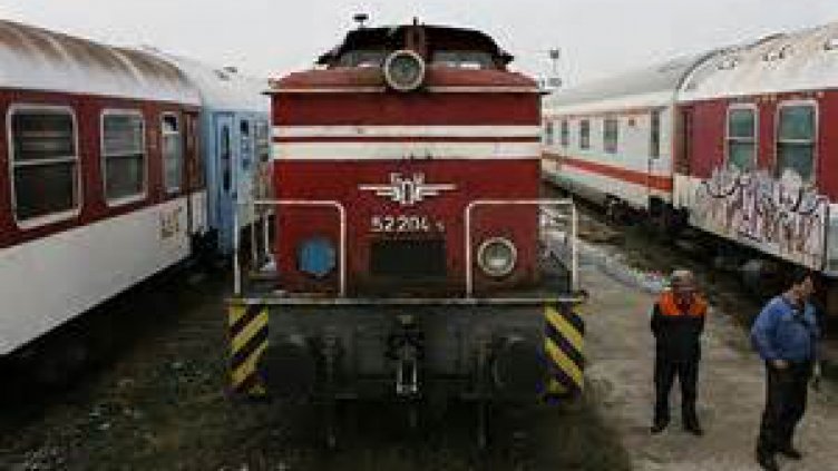 Влаковете с допълнителни вагони чакат пътници