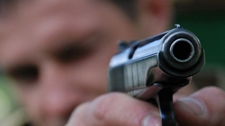 Мъж с пистолет обра чейндж бюро