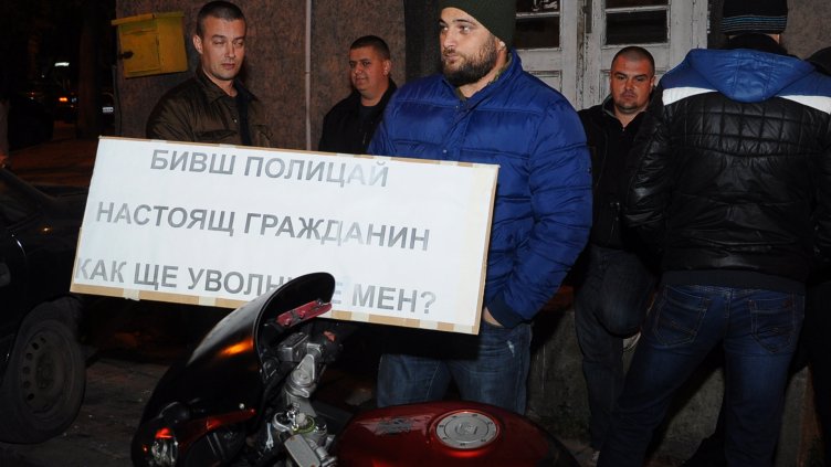 Няколко десетки служители на МВР протестираха мирно във Варна
