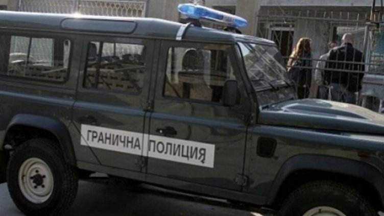 Задържаха каналджии с над 50 нелегални имигранти