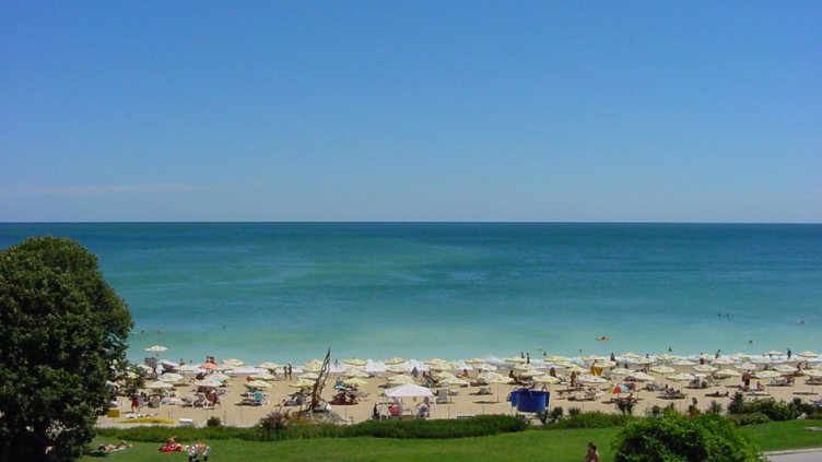 Чадърите и шезлонгите на плажове "Ривиера" и "Буните2" ще са безплатни
