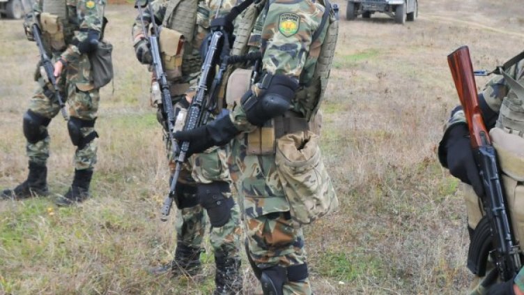 Младежи искат да са в казармата. През лятото почват да набиват крак на плаца