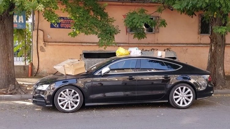 "Украсиха" с боклук неправилно паркирал скъп автомобил