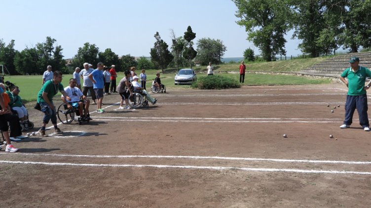 30 отбора мерят сили в турнир по дартс и петанк за хора с увреждания във Варна