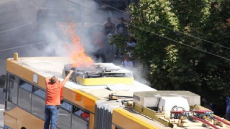 Тролейбус пламна в центъра на София