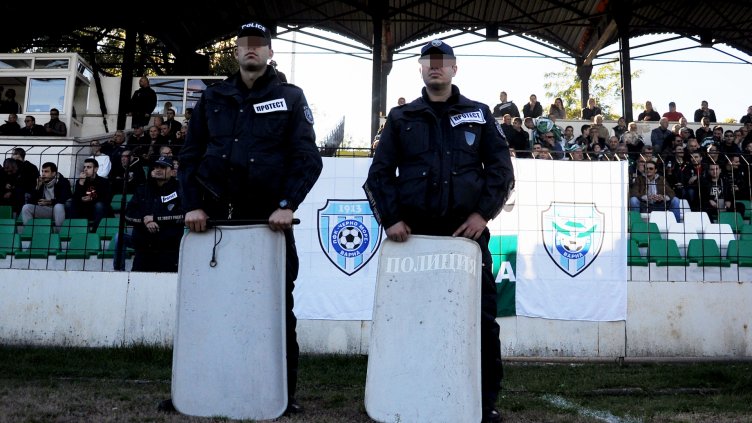 Варненските полицаи протестираха символично на стадион &ldquo;Тича&rdquo;