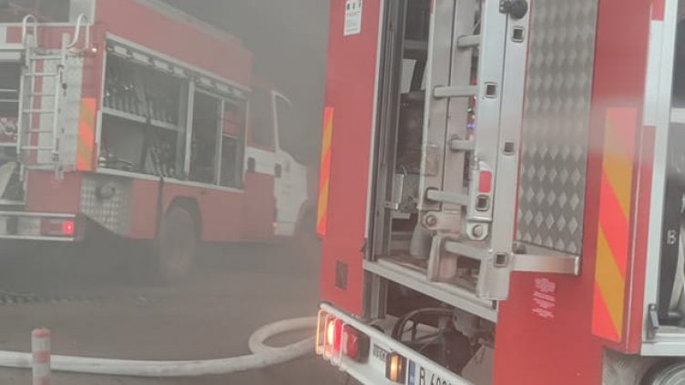 Овладяха пожара в автосервиза във Варна