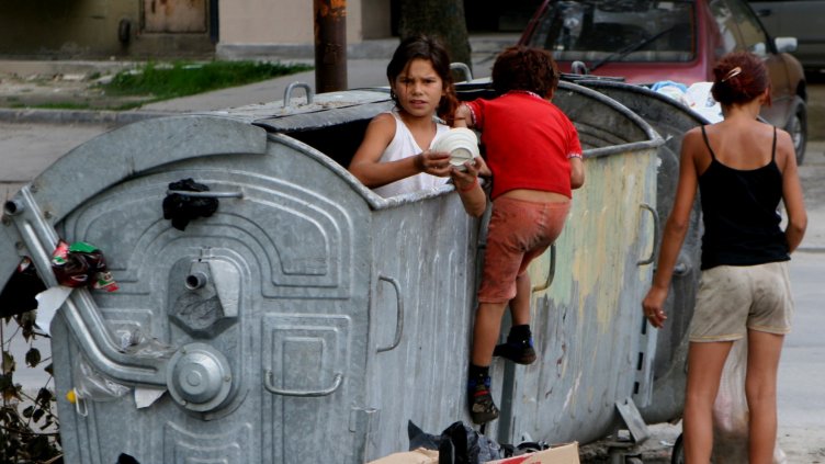 Oкончателно: Спират помощите за деца, родили деца