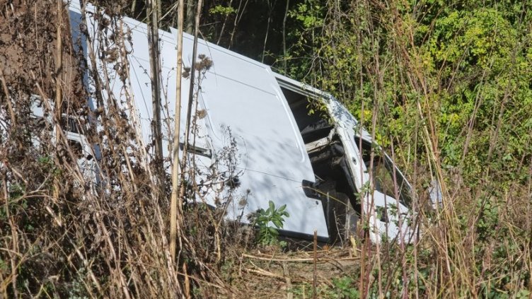 Бус с мигранти се обърна след удар в патрулка