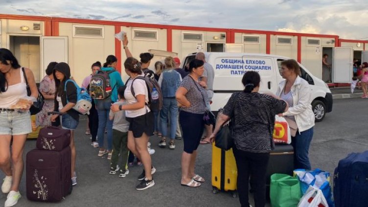 Украински бежанци бързат да си тръгнат от България. Кой и какво ли ги гони?