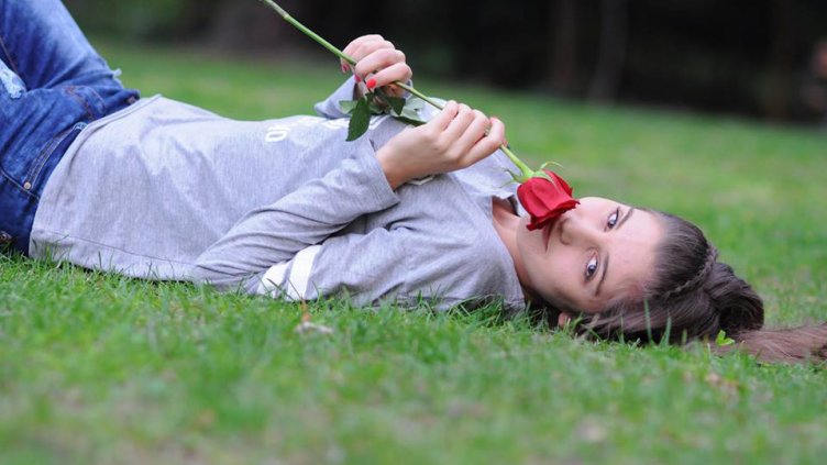 ДИВА, ЖИВА, БЕЗ ГРИМ, в тясна връзка със земята – това е ТЯ.