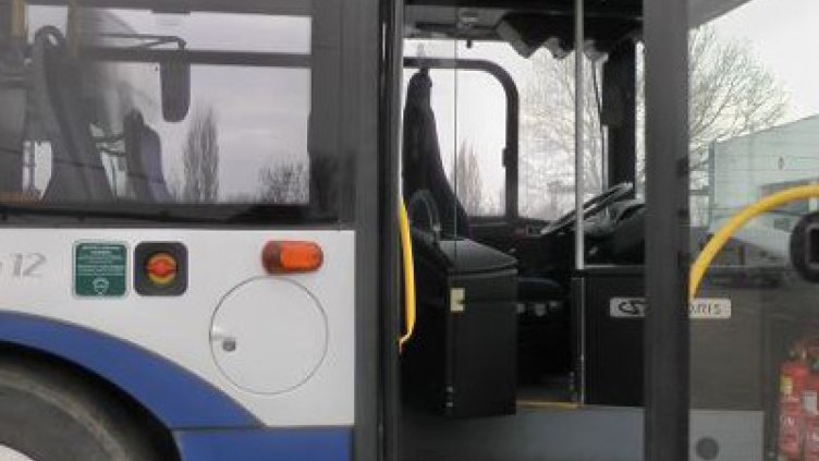 Автобус наби рязко спирачки, пътничка пострада