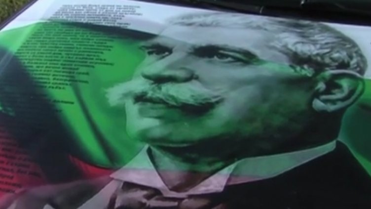 Мъж от великотърновско село изписа автомобила си със стихове на Иван Вазов