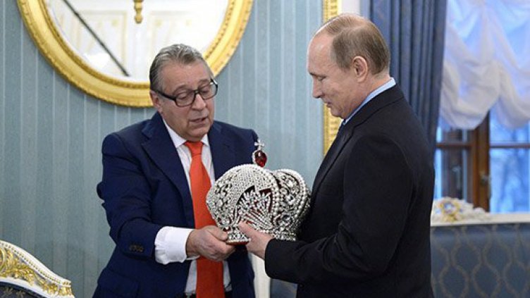 Путин върна императорска корона 
