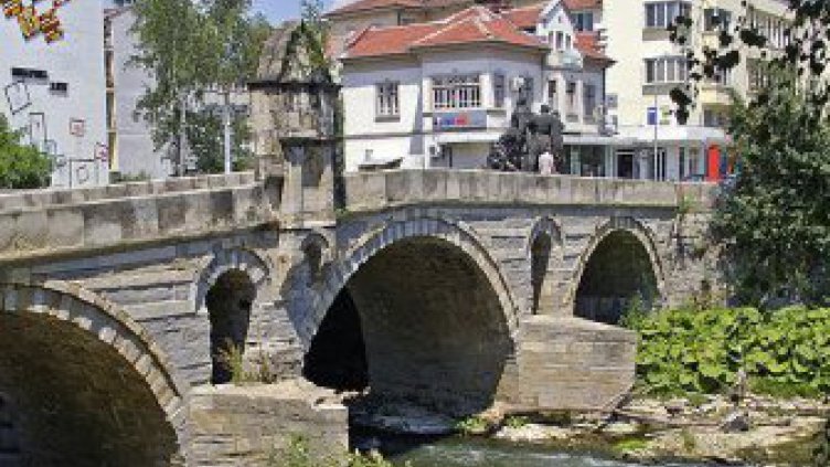 Момиче пострада при падане на кола в р. Янтра