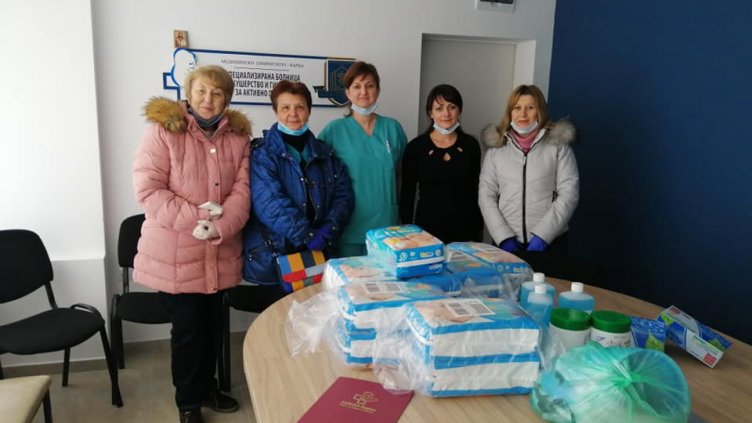 Учители даряват на лекари във Варна