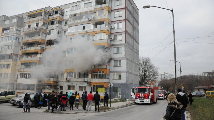 Пожар гори в апартамент във Варна (ВИЕДО)