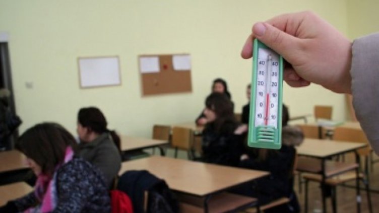 18 градуса трябва да е минимум температурата в класната стая, за да може да се провеждат учебни занятия.