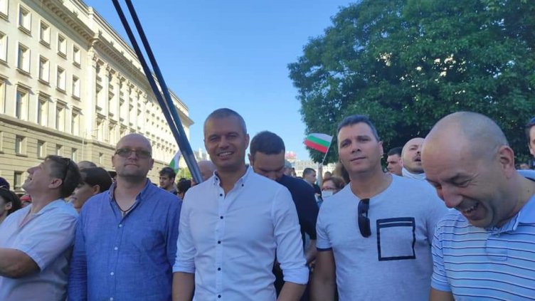 Костадин Костадинов, в средата; Сн. Фейсбук