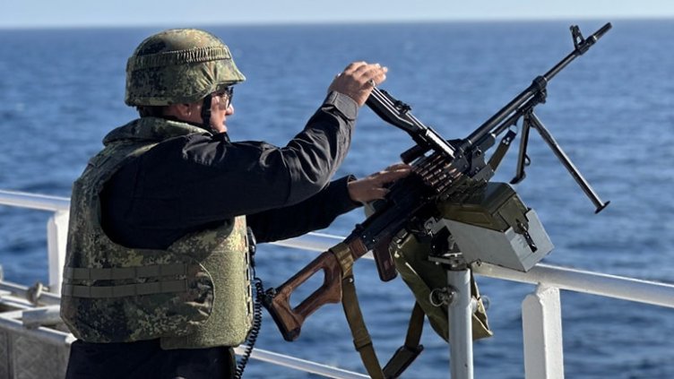Научноизследователският ни кораб плава в опасни води, пълни с пирати (СНИМКИ)