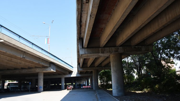 Разчистиха в срок натрупаните гуми под Аспаруховия мост (СНИМКИ)