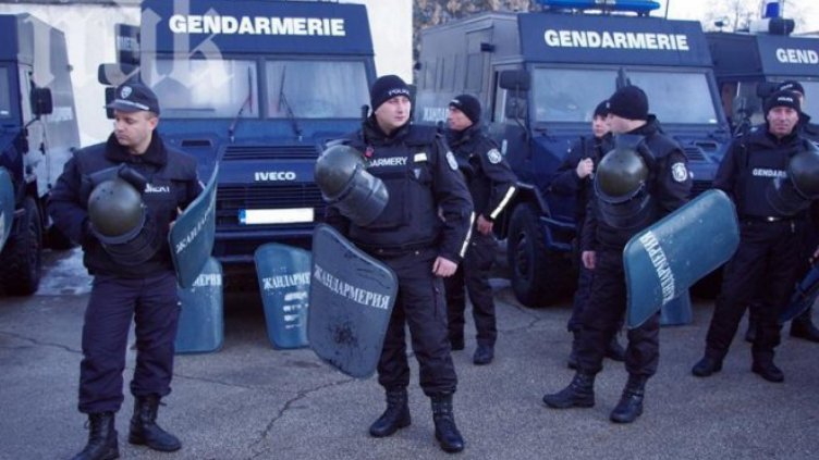 Двама арестувани за купуване на гласове