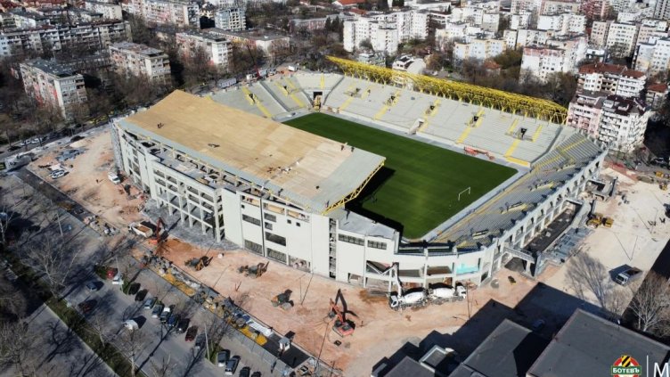 Скандал на “Колежа”: Шеф на БФС заплашил строителя, че ще отнемат лиценза на Ботев и Локо