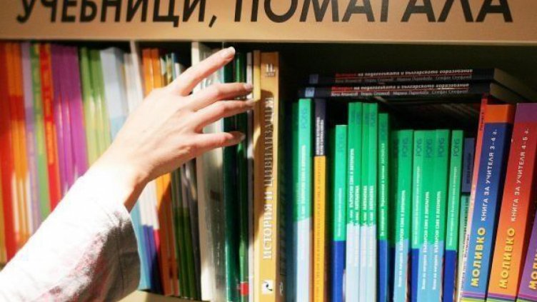 Близо 48 хил. учители оценяват учебници за III, VII и IX клас