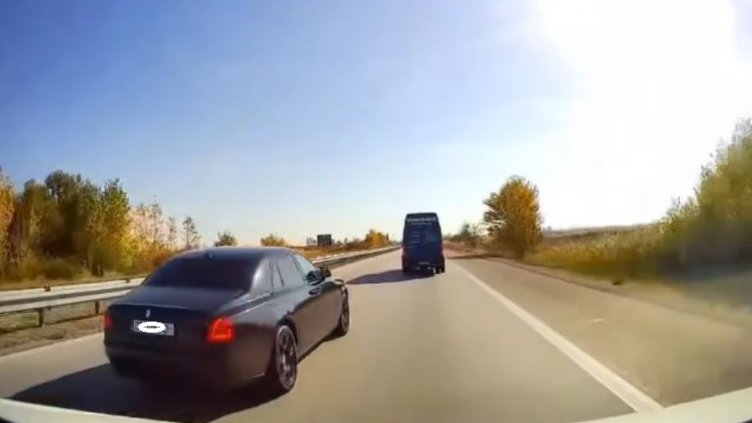 Екшън: Черен Ролс гони и засича бус на АМ "Тракия" (ВИДЕО)