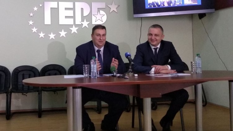 ЕМИЛ РАДЕВ (ВЛЯВО) и кметът на Варна Иван Портних.