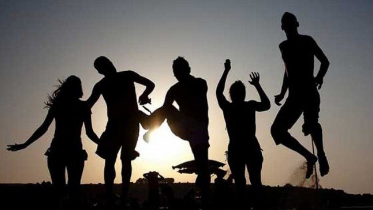 Приятелят с правилните връзки