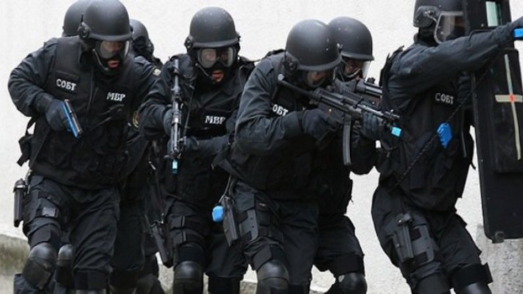 Спецотряд „Кобра“ проникна в дома на барикадиралия се в Горна баня мъж