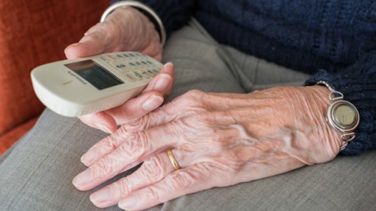 72-годишна олекна с 13 000 лева и 500 паунда