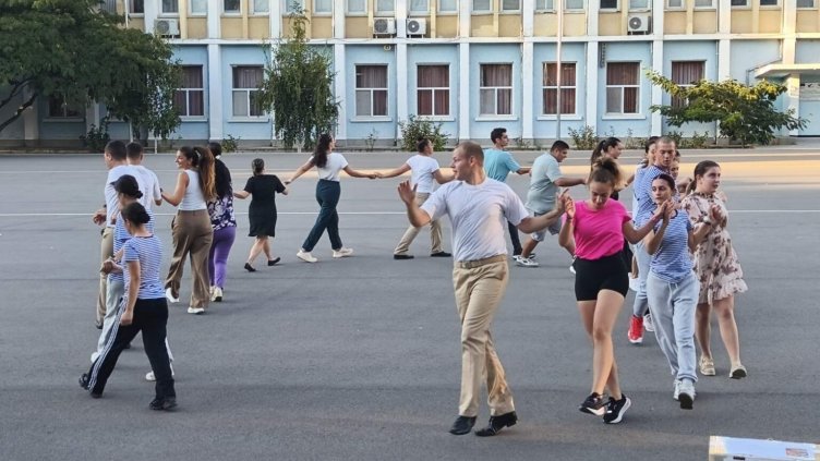 Курсанти във Варна извиха благотворително хоро за пострадал военен