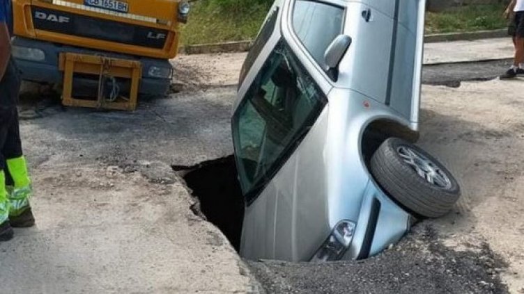 "Шкода" пропадна на пътя, камион закъса до нея (СНИМКИ)