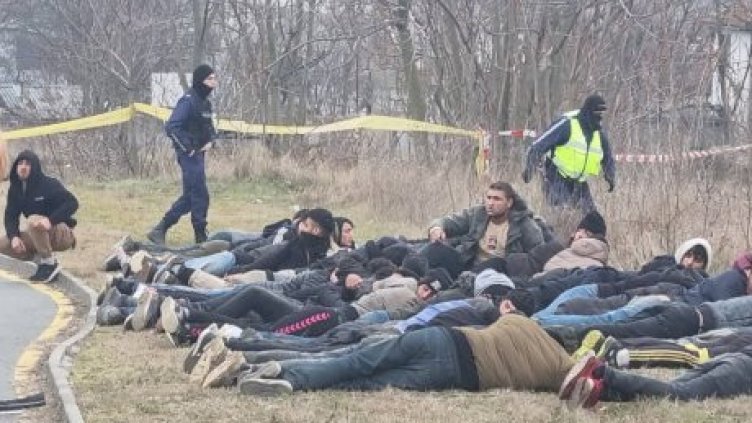 Задържаха бус със 70 мигранти на АМ "Тракия"