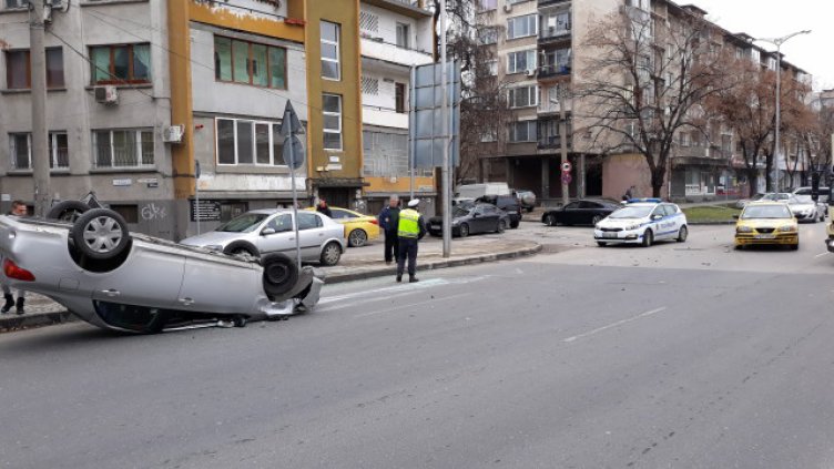 Автомобил се преобърна по таван на пловдивски булевард