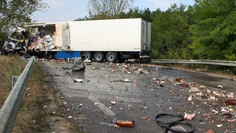 Трима души, сред които и дете, пострадаха при катастрофа между ТИР и каруца